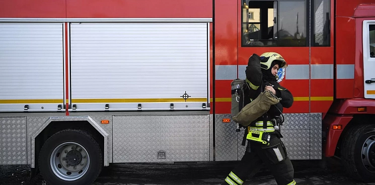 «Вечерняя прогулка с пожарными!» В Краснодаре жильцов многоэтажки экстренно эвакуировали, но пожара никто не видел